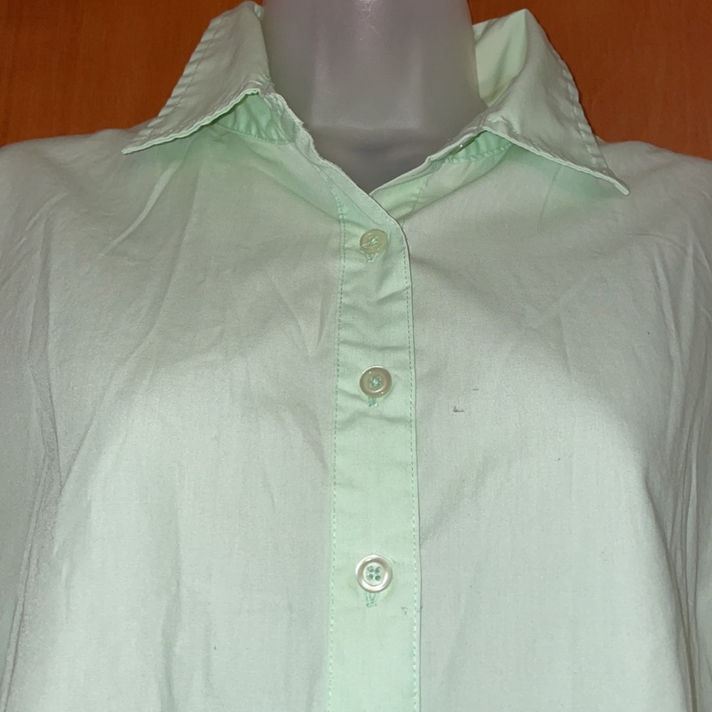 Pale green sleeveless collared buttoned blouse - Picture 2 of 5